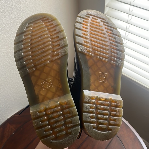 Women’s Dr. Marten’s patent boots. - Picture 4 of 7